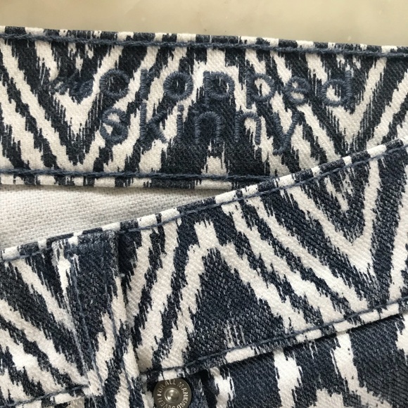 7 For All Mankind Blue White Print Cropped Skinny - Picture 6 of 8